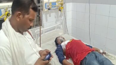 जिला अस्पताल में भर्ती घायल युवक