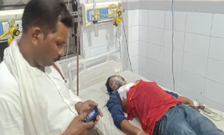 जिला अस्पताल में भर्ती घायल युवक
