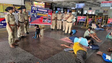 श्रावणी मेला के मद्देनजर यात्रियों को जागरूक करती आरपीएफ की टीम
