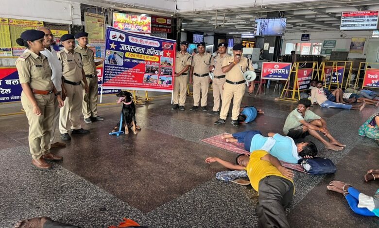 श्रावणी मेला के मद्देनजर यात्रियों को जागरूक करती आरपीएफ की टीम