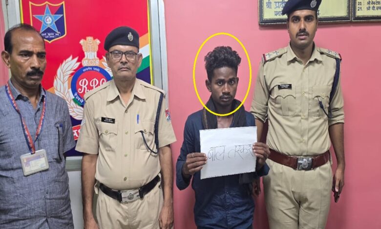 डीडीयू आरपीएफ की गिरफ्त में मानव तस्कर