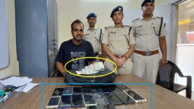 डीडीयू आरपीएफ द्वारा बरामद कैश और मोबाइल