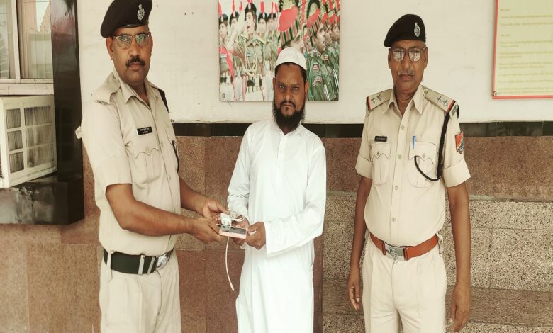 यात्री का गुम सामान लौटाते आरपीएफ जवान