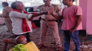 मृतका के परिजनों में मामले की जानकारी लेते सैयदराजा विधायक प्रतिनिधि शेरू सिंह