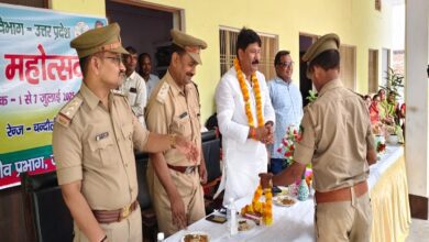 मुख्य अतिथि का स्वागत करते वन विभाग के कर्मचारी