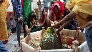 स्वयंभू कालेश्वर नाथ मंदिर पर जलाभिषेक करती महिलाएं