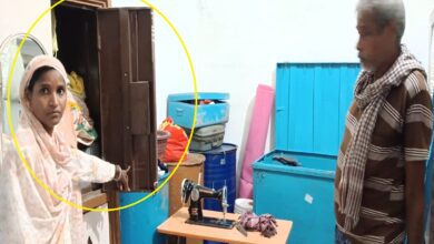 पदुमनाथपुर में चोरी की घटना के बारे में जानकारी देते हुए परिजन
