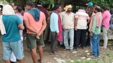 मौके पर इकट्ठा ग्रामीण और परिजन