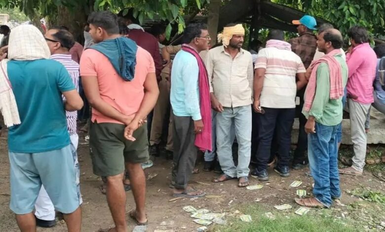 मौके पर इकट्ठा ग्रामीण और परिजन