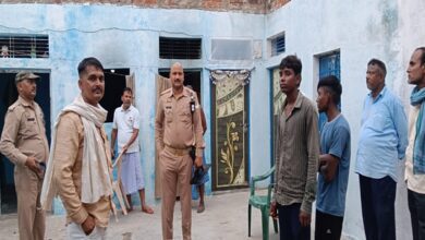 घटना स्थल पर सूचना पाकर पहुंची कोतवाली पुलिस जांच-पड़ताल करते हुए