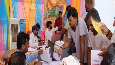 सकलडीहा एक्सीएन कार्यालय पर मेगा कैंप में समस्या का निस्तारण करते हुए अधिकारी