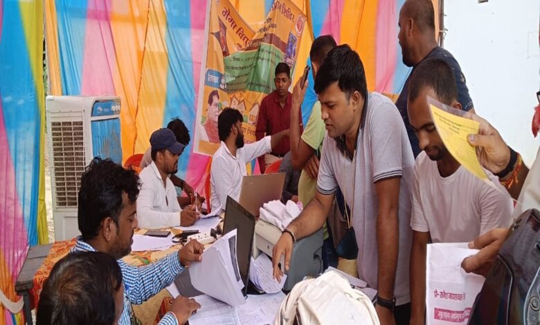 सकलडीहा एक्सीएन कार्यालय पर मेगा कैंप में समस्या का निस्तारण करते हुए अधिकारी