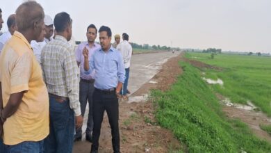 एसडीएम कुंदन राज कपूर विभागीय अधिकारियों के साथ भूमि का निरीक्षण करते हुए