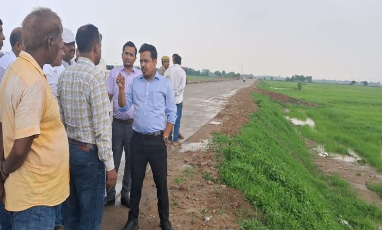 एसडीएम कुंदन राज कपूर विभागीय अधिकारियों के साथ भूमि का निरीक्षण करते हुए