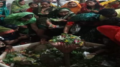 कालेश्वर महादेव मंदिर चतुर्भुजपुर में दर्शन पूजन करती हुई महिलाएं
