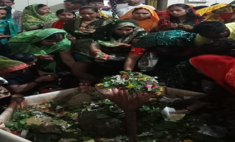 कालेश्वर महादेव मंदिर चतुर्भुजपुर में दर्शन पूजन करती हुई महिलाएं