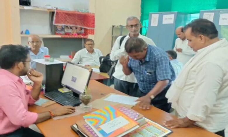 तहसीलदार संदीप श्रीवास्तव राजस्व अधिकारियों के साथ समीक्षा करते हुए